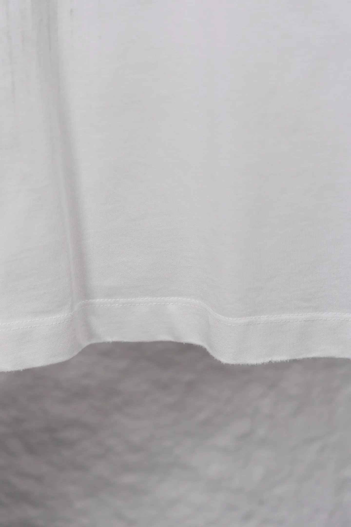 P240 model number/F060 Chrome hearts new hand-painted T-shirt. Heavy 350g double yarn fabric. Wash the whole garment twice. The four sides are frayed and picked. Heavy fabric. The neckline is made of icy Salona. Loose version. Deep, wide and stylish. No deformation or shrinkage. Fabric: 350g. Version: loose. Color: black and white.